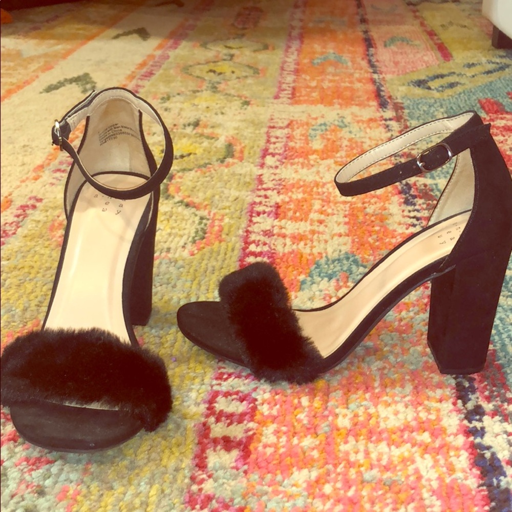 Black heels with ankle strap and fur 💁🏼‍♀️